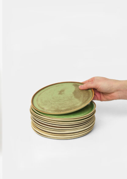 Assiette plate artisanale en céramique vert de nickel – vaisselle en grès émaillé