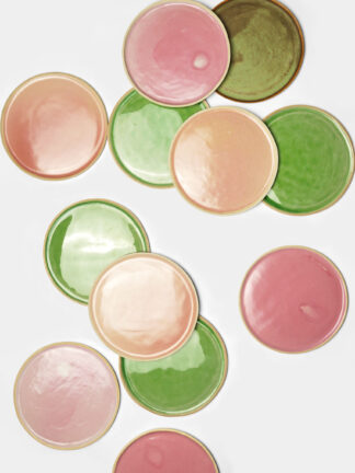 Assiette plate artisanale en céramique – Rose lacté, Framboise, Chlorophile, Vert de nickel – fabriquées à la main à Paris