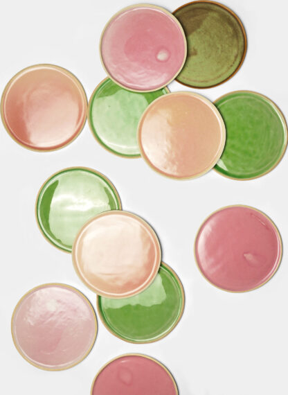 Assiette plate artisanale en céramique – Rose lacté, Framboise, Chlorophile, Vert de nickel – fabriquées à la main à Paris