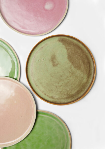 Assiette plate artisanale en céramique vert de nickel – vaisselle en grès émaillé