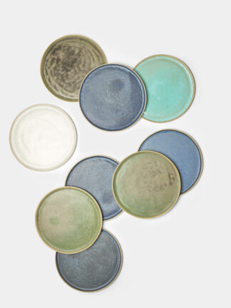 Assiette plate artisanale en céramique 20 cm, couleurs blanc albâtre, indigo, lichen et lagon.
