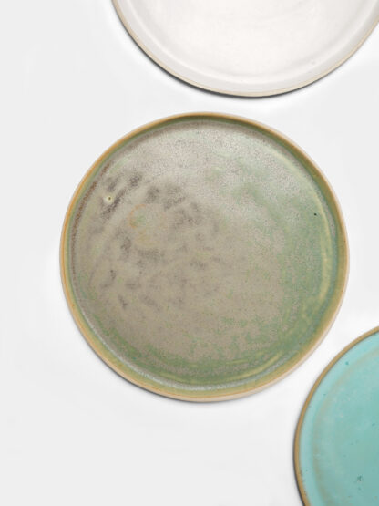 Assiette plate artisanale en céramique 20 cm couleur lichen, finition brillante.