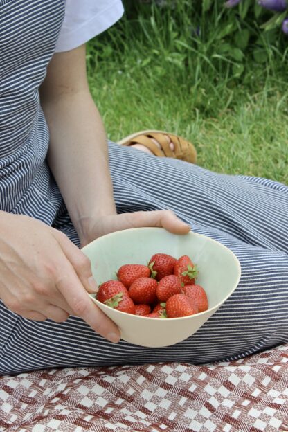 Grand bol artisanal en grès émaillé fabriqué à Paris.
