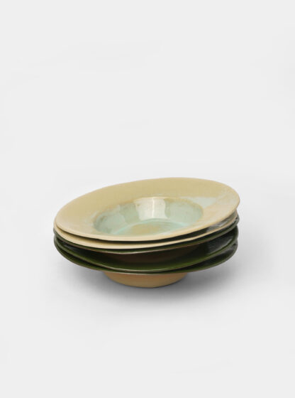 Assiette creuse artisanale en grès émaillé couleur lagon, faite main à Paris