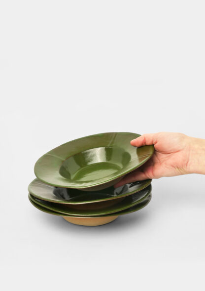 Assiette creuse artisanale en grès émaillé couleur vert amazone, fabriquée à la main dans un atelier parisien