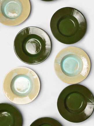 Ensemble d’assiettes creuses artisanales en grès émaillé aux couleurs lagon et vert amazone, faites main à Paris