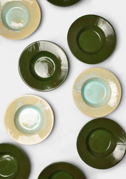 Ensemble d’assiettes creuses artisanales en grès émaillé aux couleurs lagon et vert amazone, faites main à Paris