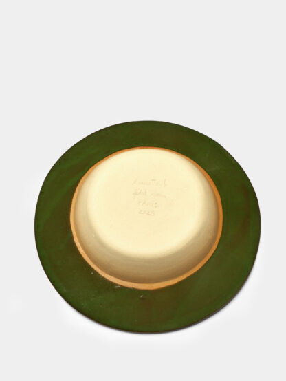 Assiette creuse artisanale en grès émaillé couleur vert amazone, fabriquée à la main dans un atelier parisien