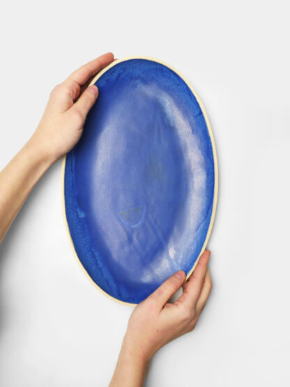 Plat ovale artisanal en grès émaillé bleu agathe