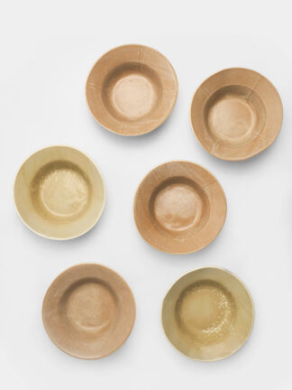 Assiette creuse artisanale en céramique émaillée avec rebord, fabriquée à Paris à partir d’émaux recyclés
