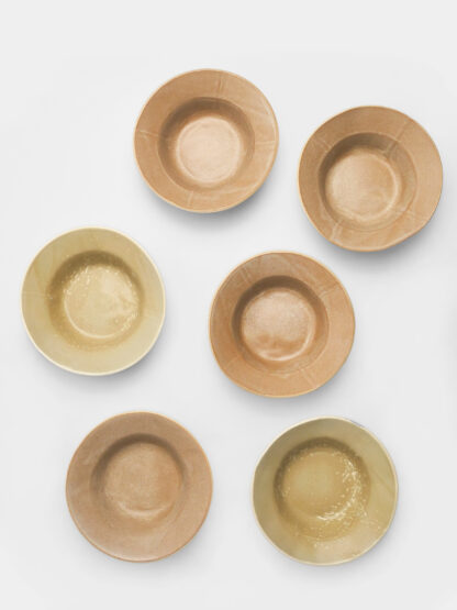 Assiette creuse artisanale en céramique émaillée avec rebord, fabriquée à Paris à partir d’émaux recyclés
