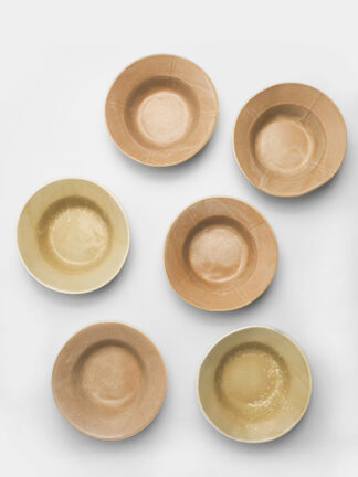 Petite assiette creuse artisanale en céramique émaillée avec rebord, fabriquée à Paris à partir d’émaux recyclés