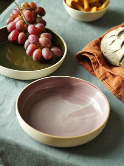 Shallow bowl artisanal en grès émaillé – 19 cm