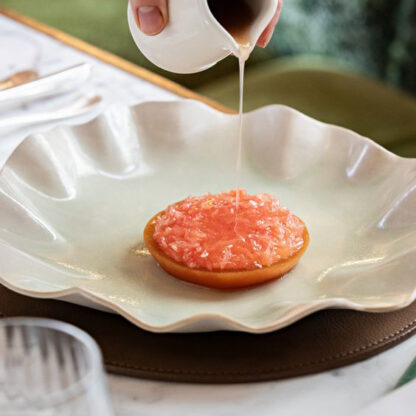 Grande assiette creuse artisanale en grès émaillé blanc albâtre, faite main à Paris.
