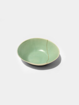 Saladier vert céladon or réparé kintsugi céramisue japonaise laque urushi collaboration cerakin béatrice jacotot fait main paris artisanale