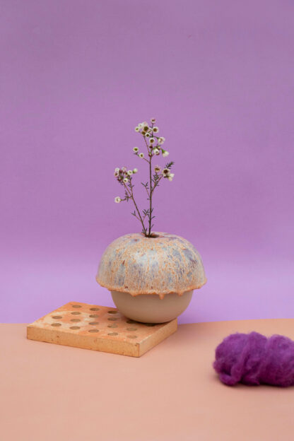 Vase soliflore en grès émaillé aux nuances ocre et violacé, pièce unique artisanale réparée avec la technique japonaise du Kintsugi, fabriquée à Paris