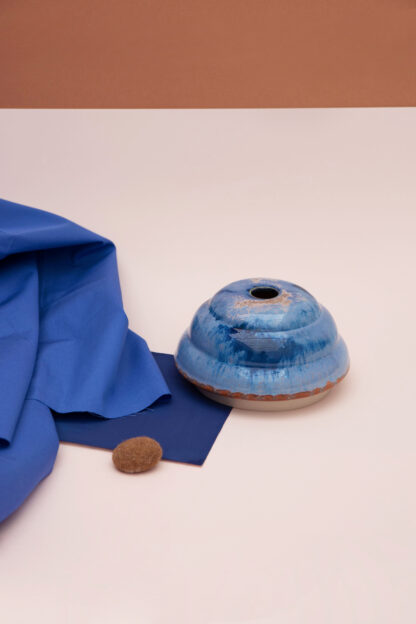 Vase soliflore en grès émaillé aux nuances bleu, pièce unique artisanale, fabriquée à Paris