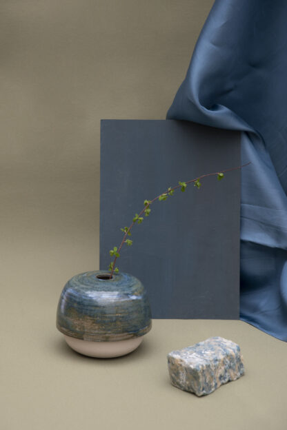 Vase soliflore en grès émaillé aux nuances bleus et brunes, pièce unique artisanale, fabriquée à Paris