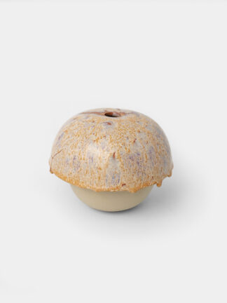 Vase soliflore en grès émaillé aux nuances ocre et violacé, pièce unique artisanale réparée avec la technique japonaise du Kintsugi, fabriquée à Paris