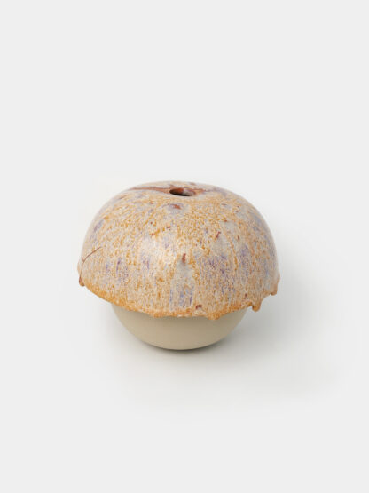 Vase soliflore en grès émaillé aux nuances ocre et violacé, pièce unique artisanale réparée avec la technique japonaise du Kintsugi, fabriquée à Paris