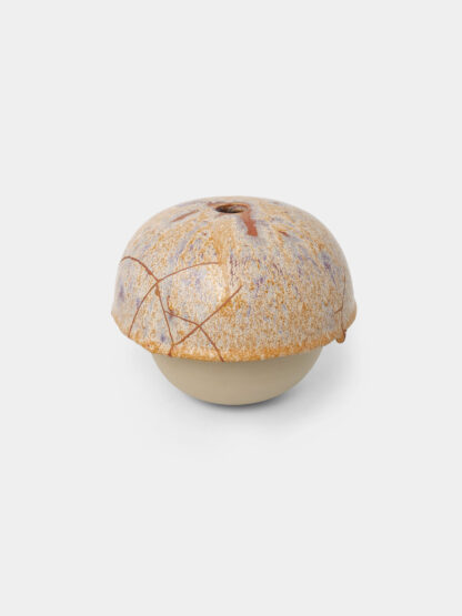 Vase soliflore en grès émaillé aux nuances ocre et violacé, pièce unique artisanale réparée avec la technique japonaise du Kintsugi, fabriquée à Paris