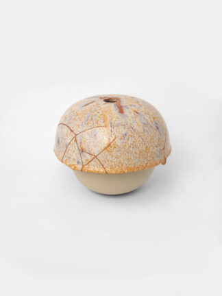 Vase soliflore en grès émaillé aux nuances ocre et violacé, pièce unique artisanale réparée avec la technique japonaise du Kintsugi, fabriquée à Paris