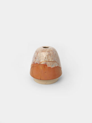 Vase soliflore en grès émaillé aux nuances orange et brun avec des cristallisation blanche et violacé, pièce unique artisanale réparée avec la technique japonaise du Kintsugi, fabriquée à Paris