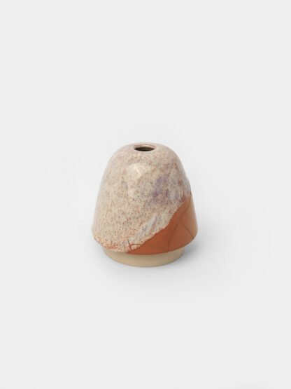 Vase soliflore en grès émaillé aux nuances orange et brun avec des cristallisation blanche et violacé, pièce unique artisanale réparée avec la technique japonaise du Kintsugi, fabriquée à Paris
