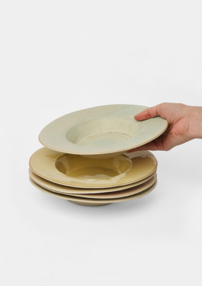 Assiette creuse artisanale en grès émaillé, grand format 23 cm, couleur trouble, fabriquée à la main à Paris