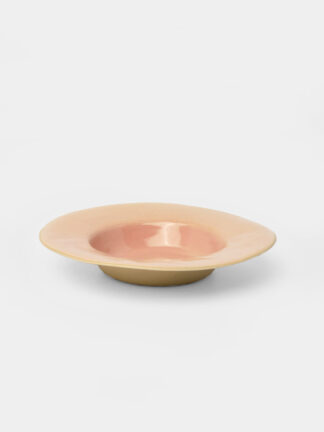 Grande assiette creuse en grès émaillé rose lacté, tournée à la main à Paris – format 23 cm
