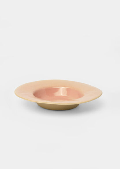 Grande assiette creuse en grès émaillé rose lacté, tournée à la main à Paris – format 23 cm