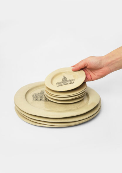 Assiettes en grès blanc émaillé avec dessins d’architectures parisiennes par Christelle Téa – collection HEM, série limitée artisanale