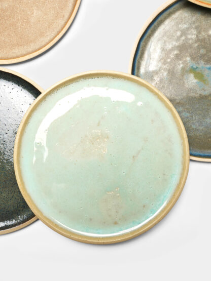 Assiette plate artisanale en céramique couleur lagon – 14 cm, pièce unique faite main à Paris