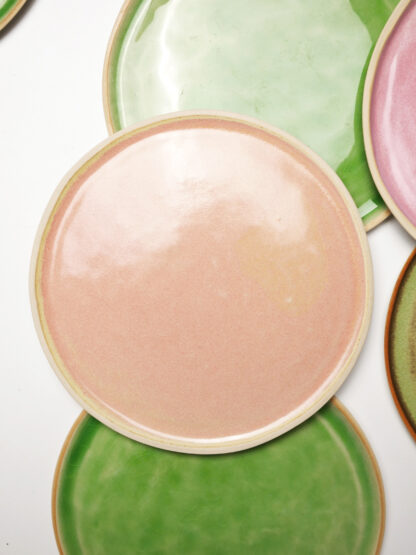 Assiette plate artisanale en céramique rose lacté – fabrication à la main à Paris