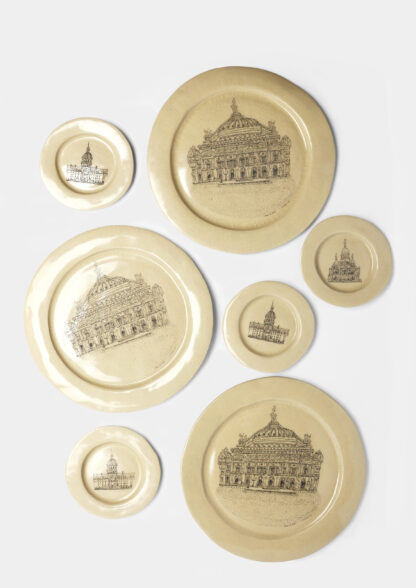 Assiettes en grès émaillé avec dessins d’architectures parisiennes par Christelle Téa – collection HEM, série limitée artisanale