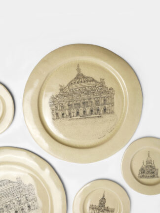 Grande assiette en grès émaillé avec dessin de l’Opéra Garnier, collection HEM Christelle Téa x Laurette Broll
