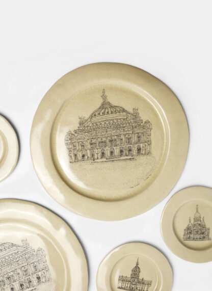 Grande assiette en grès émaillé avec dessin de l’Opéra Garnier, collection HEM Christelle Téa x Laurette Broll