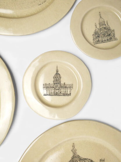 Petite assiette en grès émaillé avec dessin de l’Hôtel des Invalides