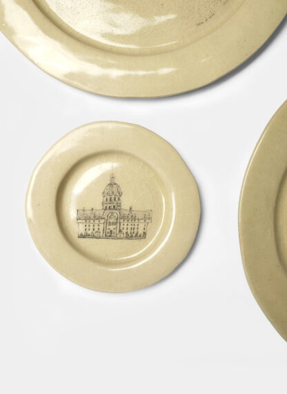 Petite assiette en grès émaillé avec dessin de l’Hôtel des Invalides