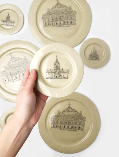 Petite assiette en grès émaillé avec dessin de l’Hôtel des Invalides