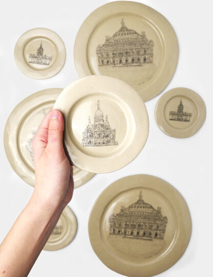 Petite assiette en grès émaillé avec dessin de Montmartre