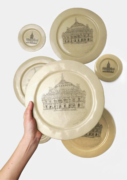 Grande assiette en grès émaillé avec dessin de l’Opéra Garnier, collection HEM Christelle Téa x Laurette Broll