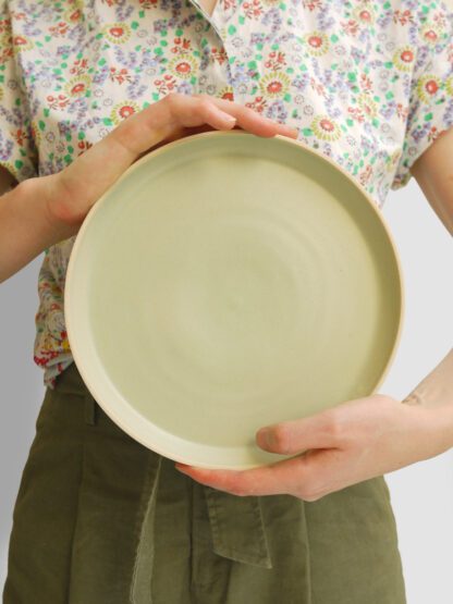 Assiette tournée 04 en grès émaillé Voie Lactée ou Rose Lactée – Laurette Broll