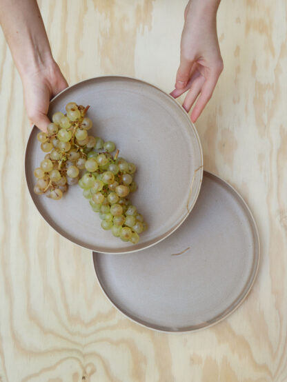 Assiette Kintsugi en grès gris pierre tournée à la main – Laurette Broll