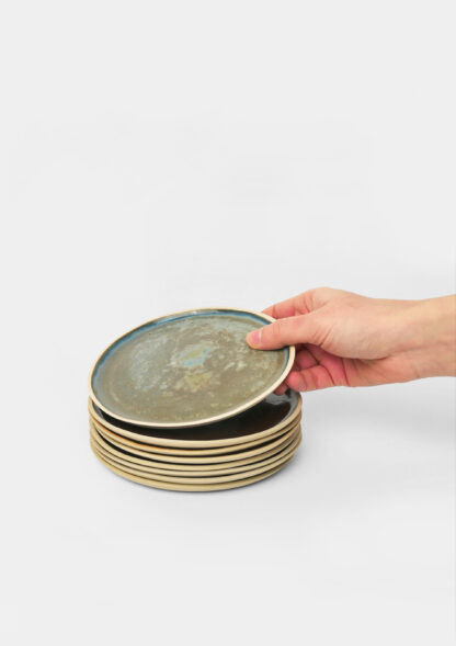Assiette plate artisanale en céramique couleur gris pierre – 14 cm, pièce unique faite main à Paris