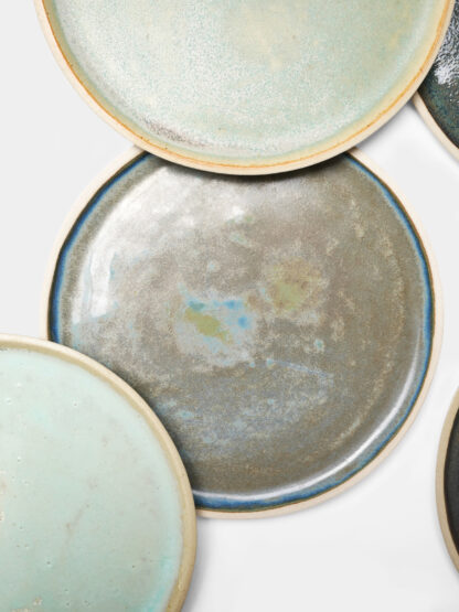 Assiette plate artisanale en céramique couleur gris pierre – 14 cm, pièce unique faite main à Paris