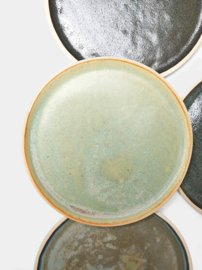 Assiette plate artisanale en céramique couleur lichen – 14 cm, pièce unique faite main à Paris