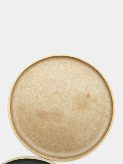 Assiette plate artisanale en céramique couleur brun tanné – 14 cm, pièce unique faite main à Paris