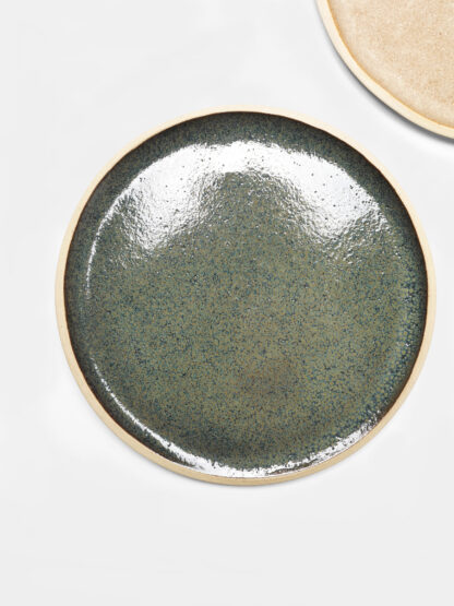 Assiette plate artisanale en céramique couleur vert sous bois – 14 cm, pièce unique faite main à Paris