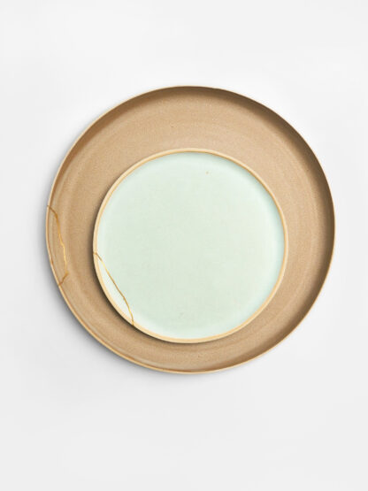 Assiette Kintsugi en grès gris pierre tournée à la main – Laurette Broll
